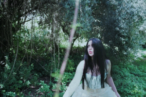 DAISY GLUE è il singolo d’esordio della cantautrice ASIRAM