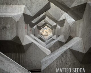 “Rooms di Matteo Sedda: stanze sonore tra improvvisazione, elettronica e paesaggi cinematici”
